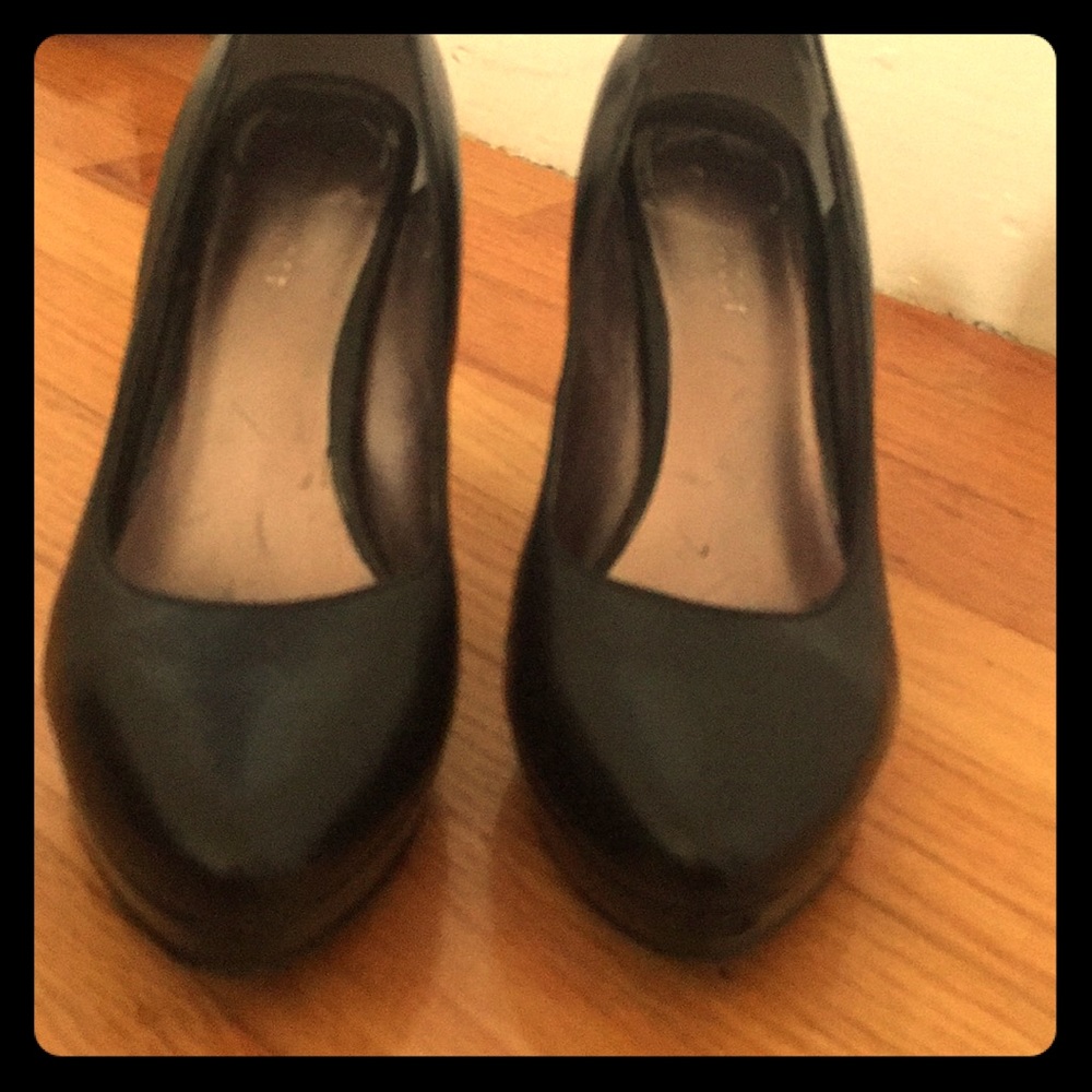 Black platform pumps
